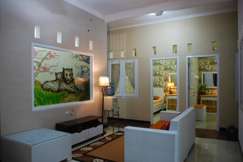 Griya Nelwan Guest House Malang Exterior foto