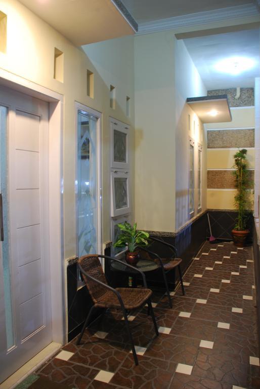 Griya Nelwan Guest House Malang Exterior foto